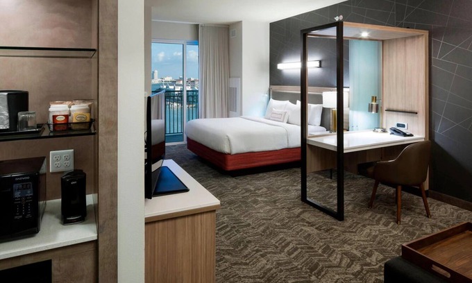 Clearwater Beach Hotel | Wonderful Vacation Stay! 4 Modern Suites, Complimentary Buffet Breakfast, Pool