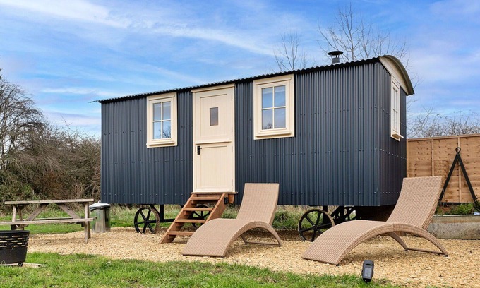 Brackley House | Wonderful villa for 2 guests with WIFI and pets allowed