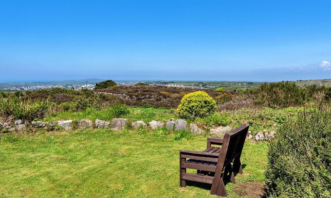 Redruth House | Wonderful villa for 4 guests with WIFI