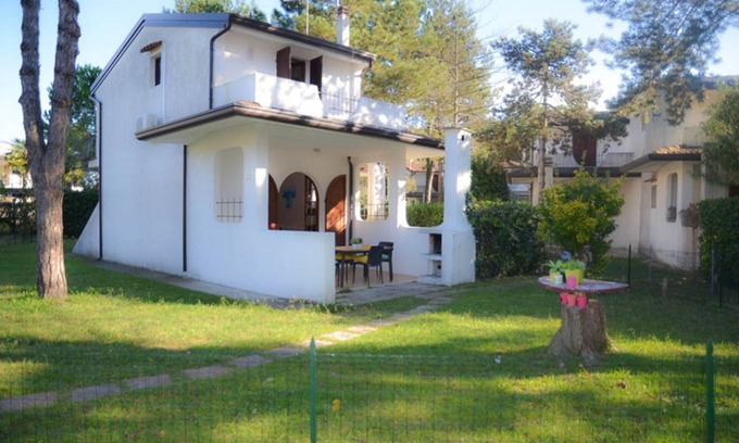 Bibione Lido dei Pini Villa | Wonderful villa with terrace and private fenced garden