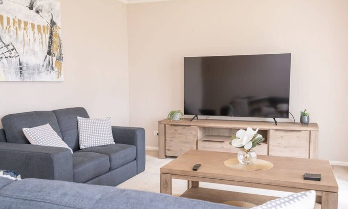 Bletchington House | Wonderful Windred - Quiet & Homely, 4 Smart TVs