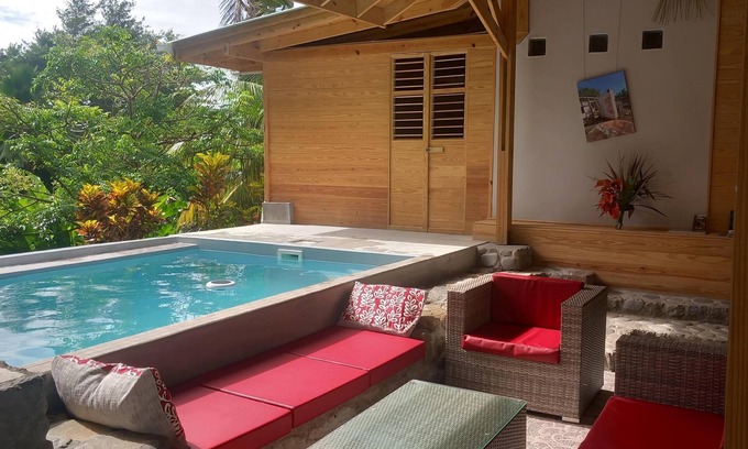 La Plaine House | Wood and stone bungalow with swimming pool