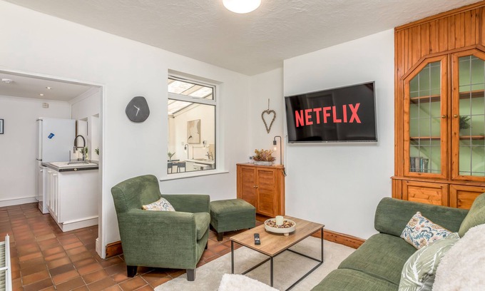 Kettering Apartment | Wood House - 5 Beds Suitable for Contractors