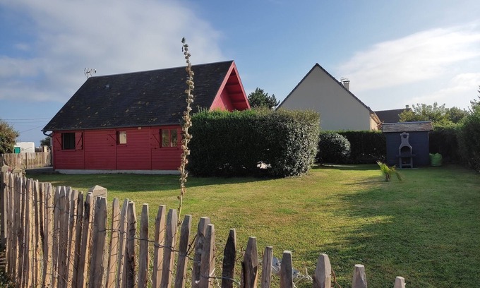 Asnelles House | Wooden house 50 m from the landing beaches close to shops and restaurants