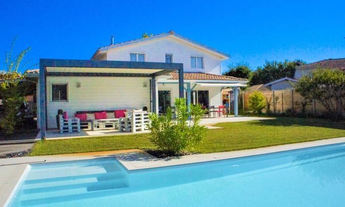 Andernos-les-Bains Villa | Wooden villa with air conditioning and large heated pool