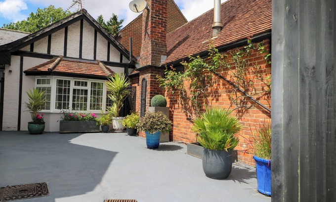 Fontwell Cottage | WOODEND ANNEXE, family friendly, country holiday cottage in Fontwell