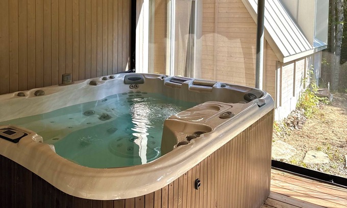 Rawdon Ski Chalet | Woodland Chalet Spa Sauna Trails & Lake Firepit