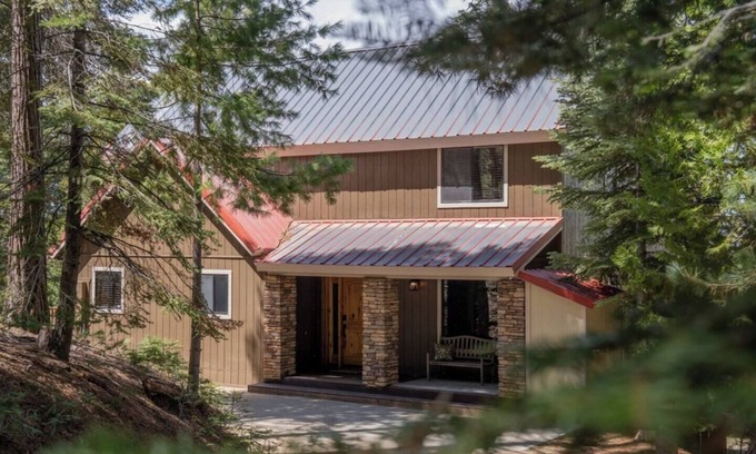 Dogwood Mountain Cabin | Woodland Retreat - Horse-Friendly + AC