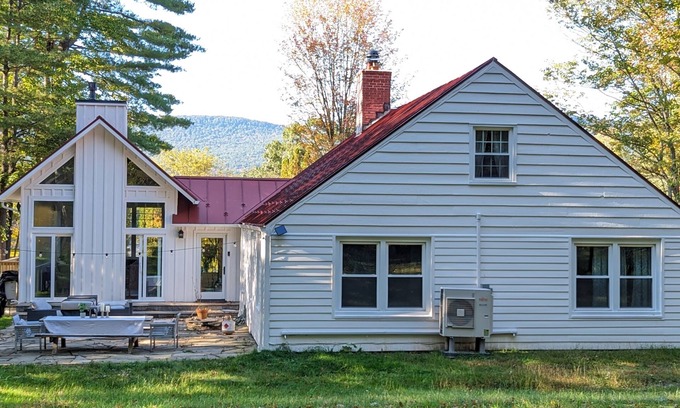 Woodstock House | Woodstock walk to town, entire home and property to yourself, mountain views.