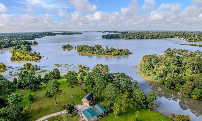Lake Houston House | Woodsy Lakehouse Getaway