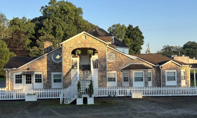 Dahlonega Villa | Woodward Villa D - Steps to Downtown Dahlonega