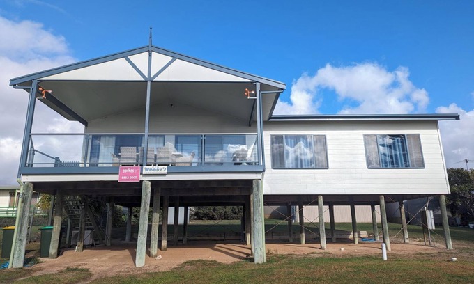 Para Wurlie House | Woody's Beach House ~ Beautiful Sea Views, Great Position, Off Peak Special!