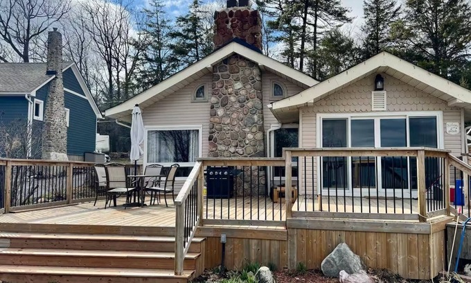 Scugog House | Work from Cottage: bring pets and family to the lake house with premium office