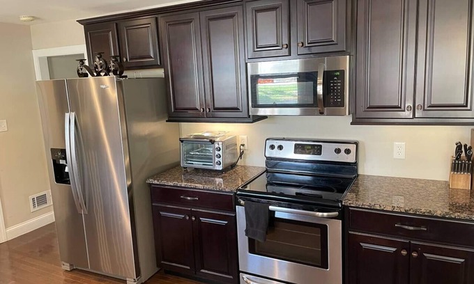 North Hills House | Work & Play In North Hills | Shop, Dine, & Relax