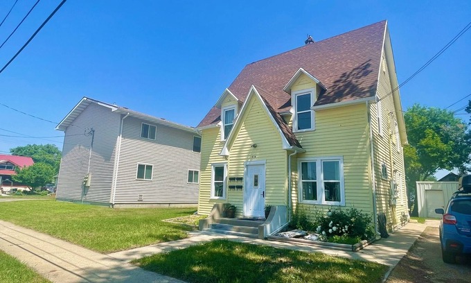 Minot Apartment | π Workstation + 65" Smart TV + Laundry + Free Wi-Fi