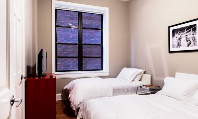 Lakeview Condo | Wrigley Field Legend Suite 4 Bedrooms, 2 Bathrooms