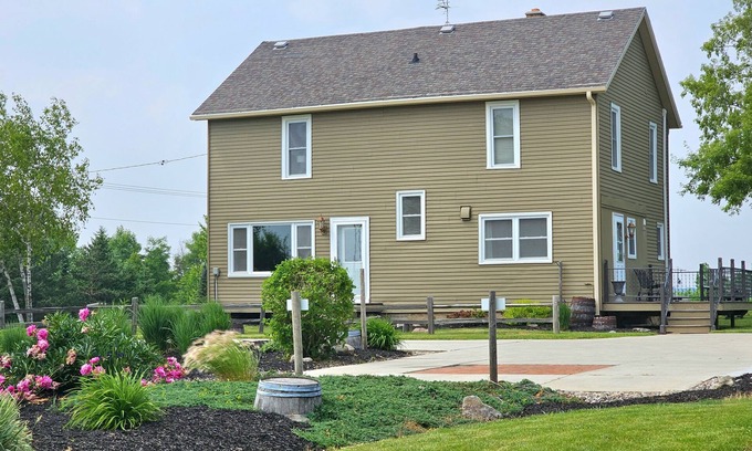 Plymouth House | Wyatt's Country Home - King Bed!