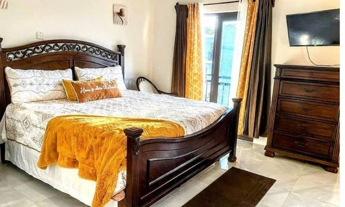 Discovery Bay House | Wynter'sEscape! 2BR w/pool & beach access near PuertoSeco Beach! w/24-hrsecurity