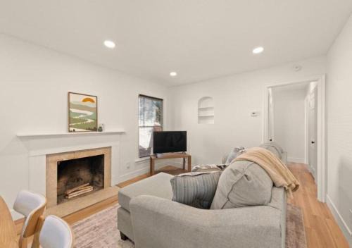 Euclid House | X 3BR Home Bright and Open In Euclid Near Cleveland