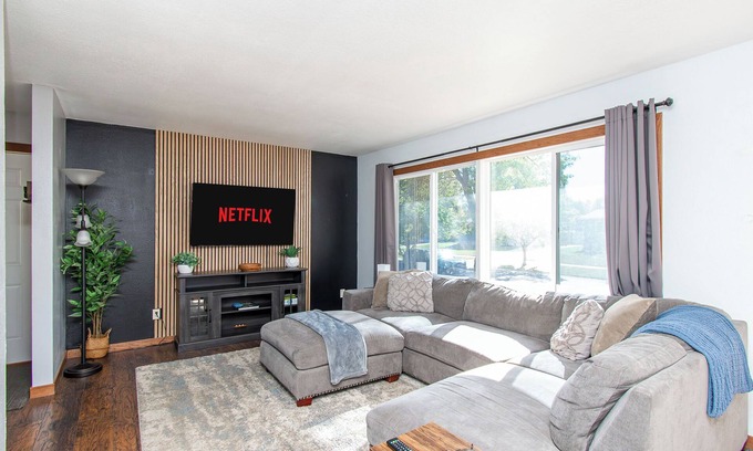 West Fargo House | XL Fenced Yard I Pack n Play I Yard Games I King