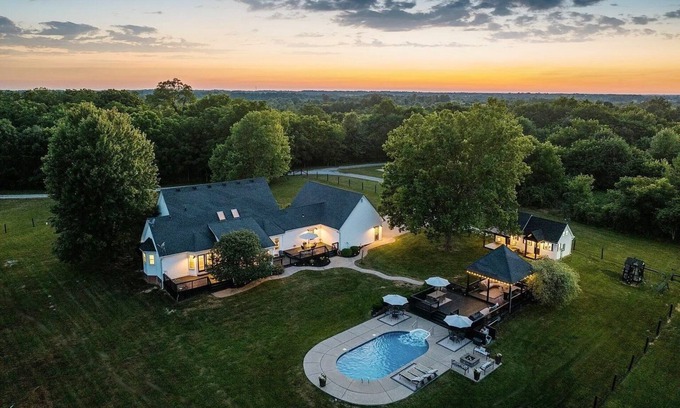 Keene House | Xmas & NY Special - Pool, Hot Tub, Game Room, EV charger, Sleeps 20