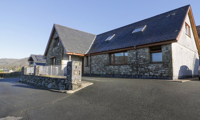 Manod House | Y TYLWYTH, pet friendly, with a garden in Blaenau Ffestiniog