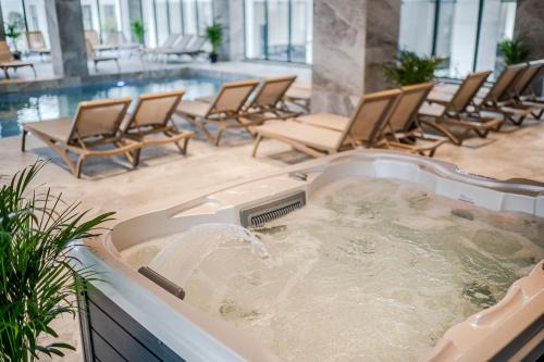 Mamaia-Sat Apartment | Yaya apartments pool and spa by Alezzi Odyssey