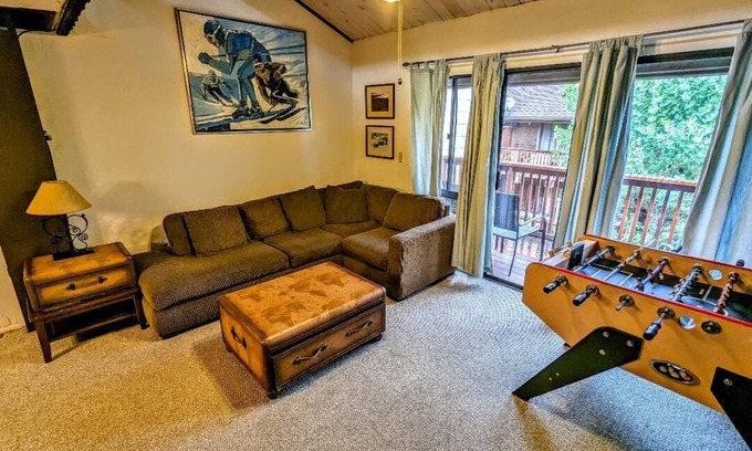 Big Bear Lake Condo | Year-Round Escape – Cozy Townhome at base of Snow Summit