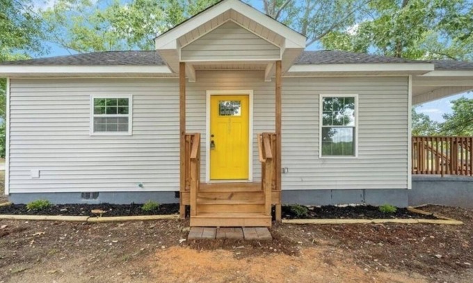 Simpsonville Cottage | YELLOW DOOR 2 BEDROOM COTTAGE