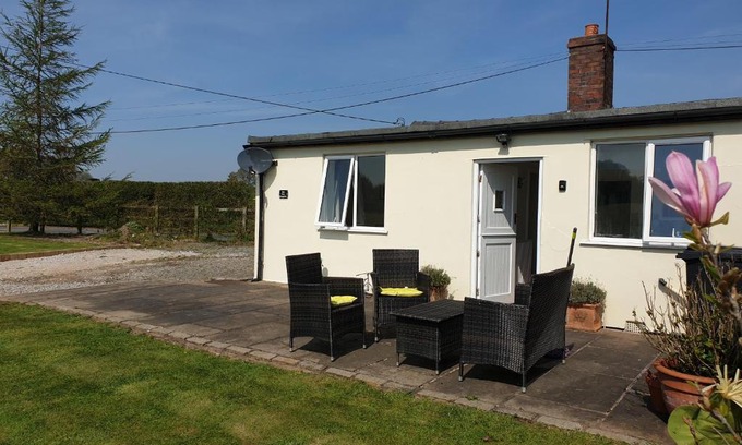 Onneley House | Yew Tree Bungalow, Onneley, Cheshire (Sleeps 4)