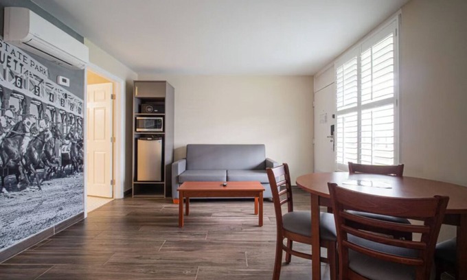Ocala Hotel | Your Comfort in Mind! Free Parking & Breakfast, Seasonal Pool, Pets are Welcome!