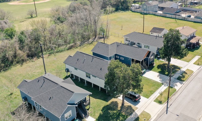 Lawndale/ Wayside House | Your Great Bungalows! Sleeps 12/6BR/4BA/8PA