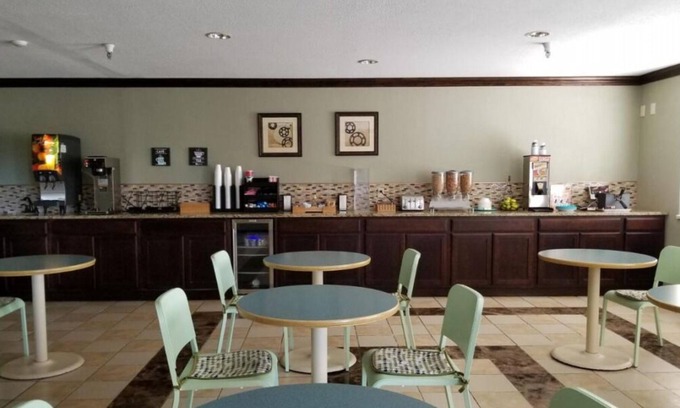 Castle Rock House | Your Home Away From Home! 2 Sleek Units, Free Breakfast, Pets Allowed