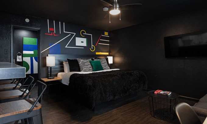 Hyde Park Apartment | Your Montrose Studios! Sleeps 48/24BR/24BA/24PA