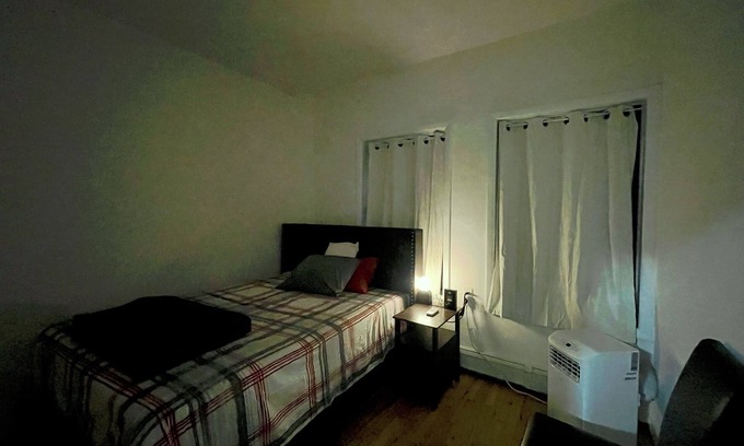 Queens Apartment | Your new NYC home: Peaceful room for rent in the heart of Astoria.