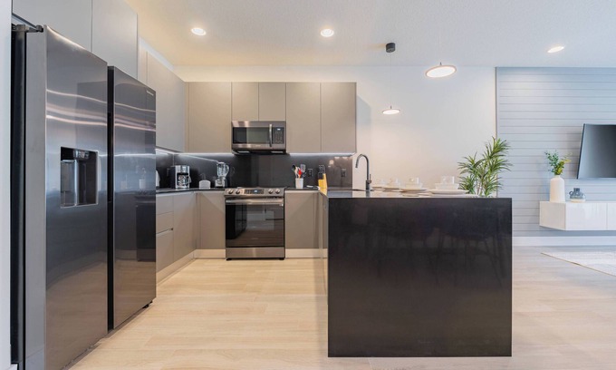 Woodridge House | Your Orlando Retreat: Warm and Welcoming Townhome