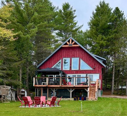 Lac-Cayamant House | Your perfect lakefront family getaway!