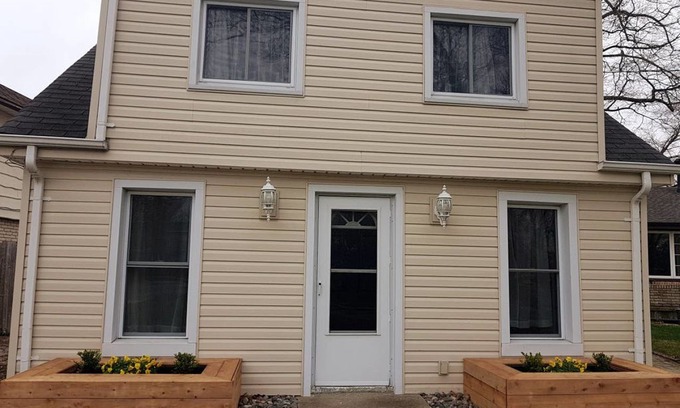Sarnia House | Your Sarnia "City Cottage" is waiting for you!