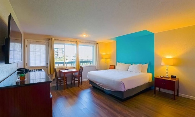 Seaside Hotel | Your Scenic Seaside Haven! Kitchenette, Pet-friendly Property, Free Parking!