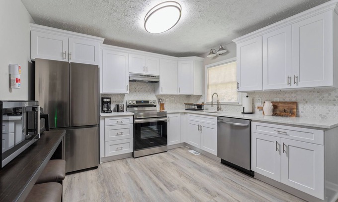 Acworth House | Your Serene Escape: 6-Person Home with Deck & Porch, Pet Friendly