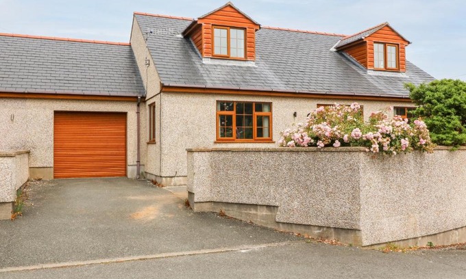 Cemaes Bay House | Yr Hen Efail