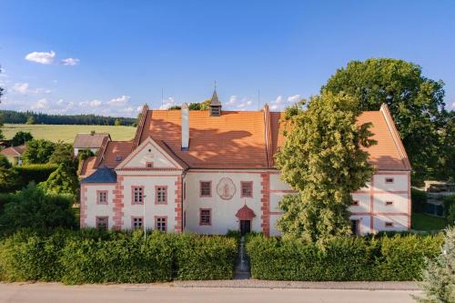 Ostrolovsky Ujezd House | Zámek Ostrolov