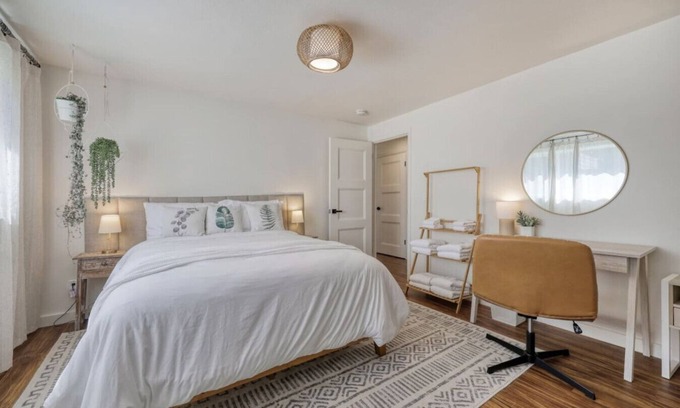 Amazon Apartment | Zen Garden Retreat, 2queen + 2full sized beds, near UO, fast Wi-Fi, sunset views