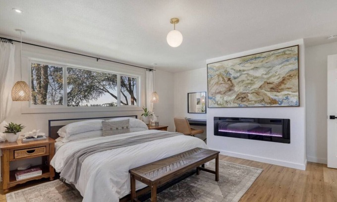 Amazon Apartment | Zen Haus Suite A · Serene Retreat, KING BEDS, near UO, w/views