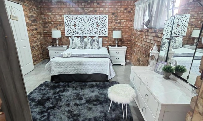 Boksburg Apartment | Zhantique Guest House 1- Unit 3