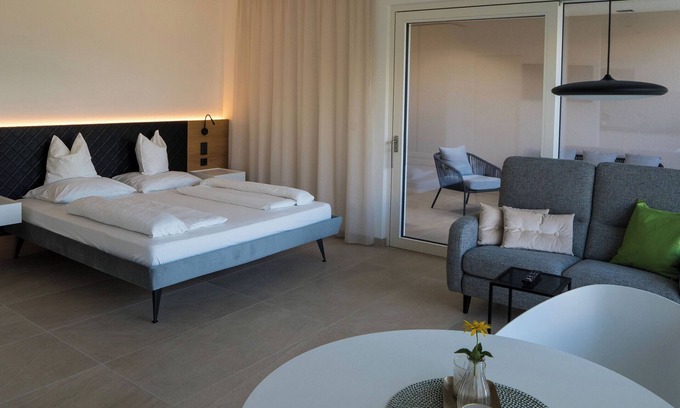 Termeno Sulla Strada del Vino Apartment | Zilli Studio Apartments - The Living Room Garden - Tramin an der Weinstraße