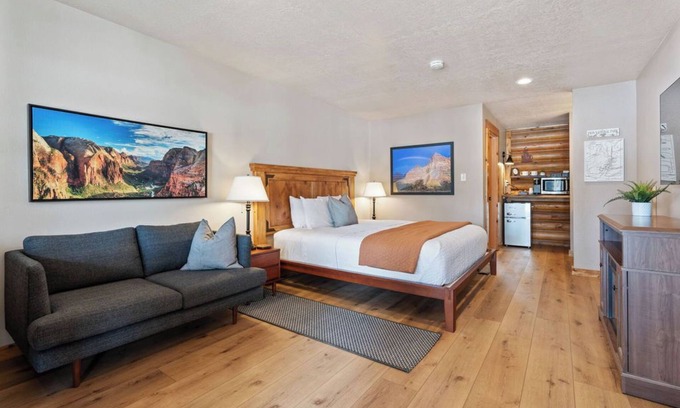 Duck Creek Village Hotel | Zion Canyon King Suite Close to Zion & Bryce
