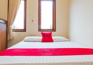 RedDoorz Near Pasar Pagi Cirebon 2