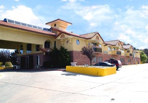 Days Inn & Suites by Wyndham Red Rock-Gallup