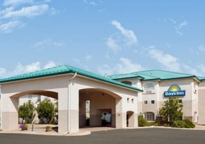 Days Inn & Suites by Wyndham Brandon
